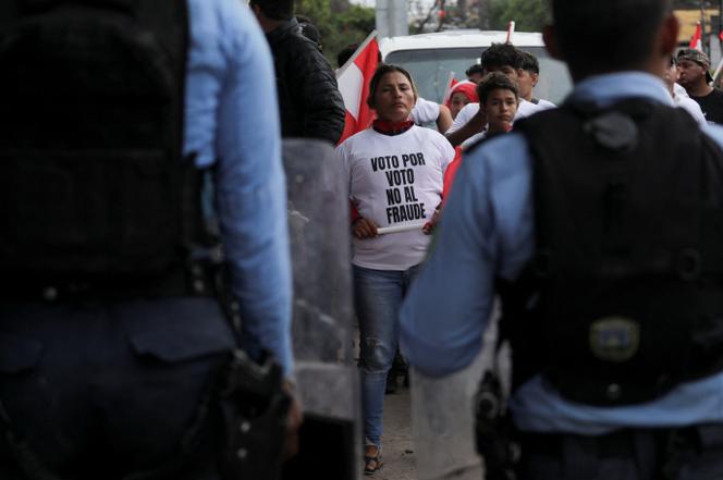 Des partisans du candidat à la présidentielle Salvador Nasralla portent des tee-shirts où l’on peut lire « Vote par vote, non à la fraude », lors d’une manifestation à Tegucigalpa, le 15 décembre 2025.