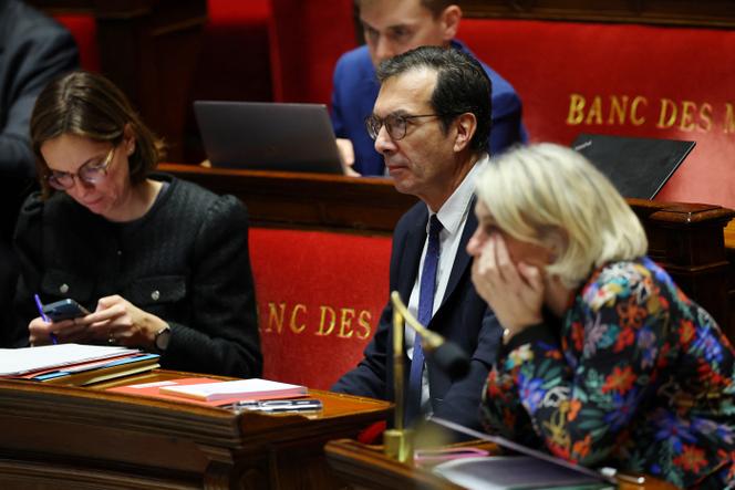 La ministre de l’action et des comptes publics, Amélie de Montchalin, le ministre du travail et des solidarités, Jean-Pierre Farandou, et la ministre de la santé, Stéphanie Rist, lors d’un débat avant le vote final sur le projet de loi de financement de la sécurité sociale (PLFSS), à l’Assemblée nationale, à Paris, le 16&nbsp;décembre 2025. 