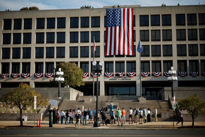 Des fonctionnaires fédéraux, anciens et actuels, manifestent contre la politique de l’emploi de l’administration Trump, devant le ministère du travail, à Washington, le 5 septembre 2025.