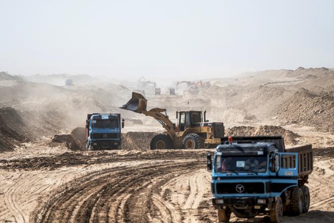 Sur le chantier du canal de Qosh Tepa, un projet d’irrigation financé par les talibans, dans le district d’Andkhui (Afghanistan), le 22 juin 2025.