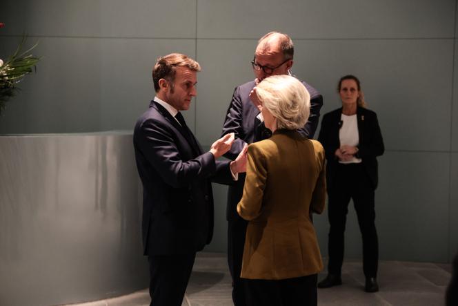 Emmanuel Macron, le chancelier allemand, Friedrich Merz, et la présidente de la Commission européenne, Ursula von der Leyen, à Berlin, le 15 décembre 2025.