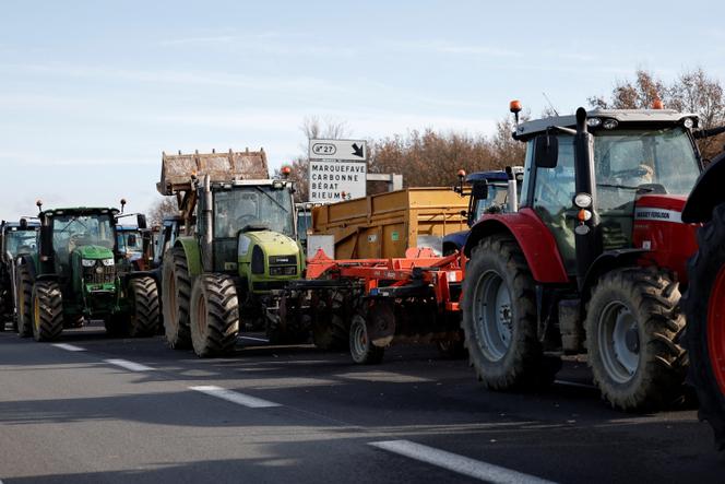 Lors d’un blocage de l’autoroute A64 par des agriculteurs, à Carbonne (Haute-Garonne), le 16 décembre 2025. 