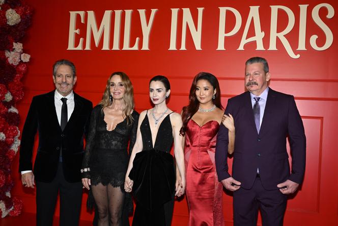 De gauche à droite : le réalisateur, producteur et scénariste américain Darren Star, l’actrice française Philippine Leroy-Beaulieu, les actrices américaines Lily Collins et Ashley Park et le producteur américain Andrew Fleming, lors de l’avant-première de la saison 5 de la série Netflix « Emily in Paris », au Grand Rex, lundi 15 décembre 2025.