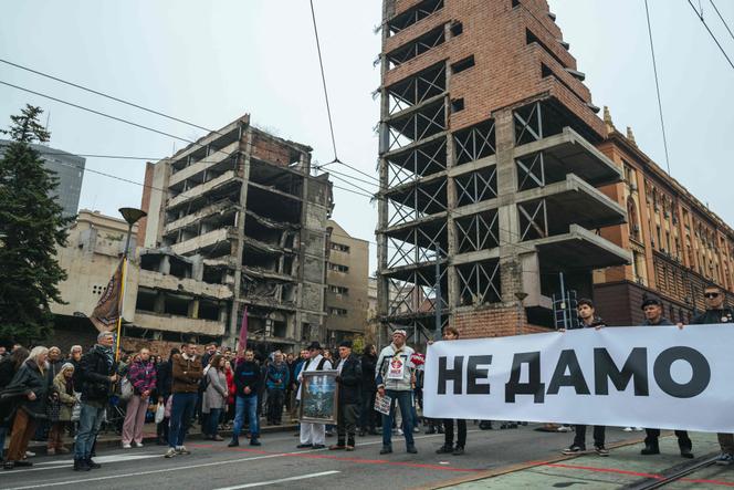 Des étudiants serbes et des habitants de Belgrade protestent contre le projet de Jared Kushner, le gendre de Donald Trump, de démolir l’ancien quartier général de l’armée yougoslave et d’y construire un hôtel de luxe. Les manifestants ont écrit sur une pancarte : « Nous n’abandonnerons pas ». A Belgrade, le 11 novembre 2025.
