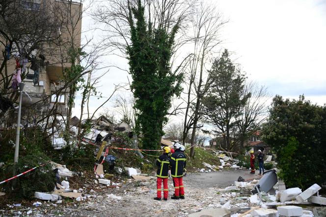 Devant l’immeuble qui a explosé lundi 15 décembre, à Trévoux, dans l’Ain. 