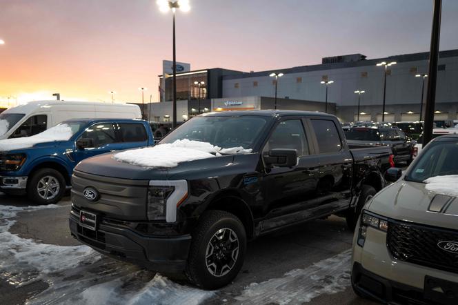 Un Ford F-150 Lightning, chez un concessionnaire Ford, à Chicago, dans l’Illinois, le 15 décembre 2025.