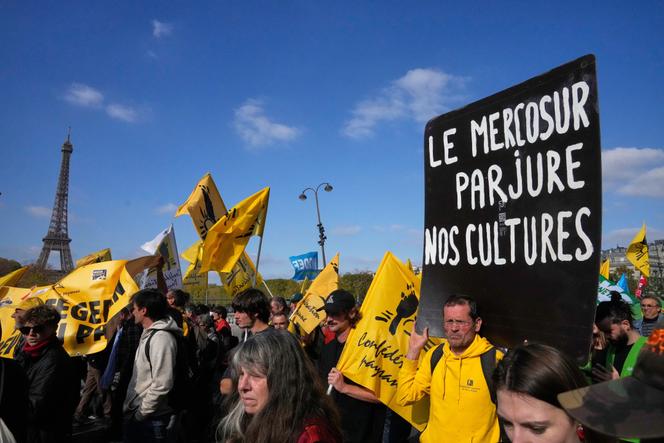 Manifestation d’agriculteurs de la Confédération paysanne contre le traité de libre-échange avec le Mercosur, à Paris, le 14 décembre 2025.