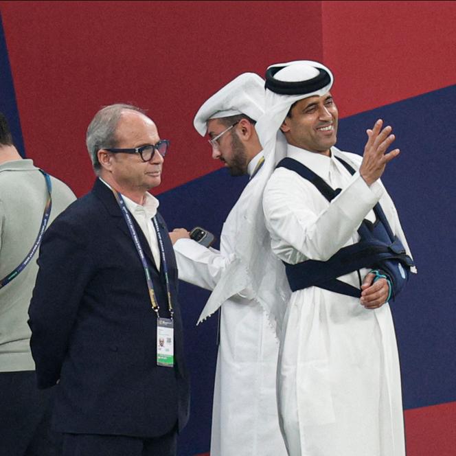 Nasser Al-Khelaïfi, le président du Paris Saint-Germain (à droite), à Al-Rayyan (Qatar), le 16 décembre 2025. 