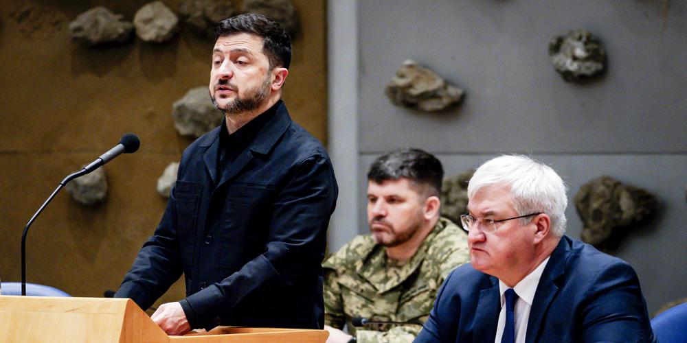 Le président ukrainien Volodymyr Zelensky, lors d’un discours à la Chambre des représentants néerlandaise, à La Haye, le 16 décembre 2025. - ROBIN VAN LONKHUIJSEN / AFP