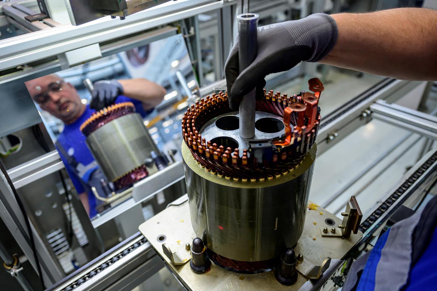 Automobile : l’Europe acte la fin du tout-électrique en 2035 afin de soutenir son industrie Automobile : l’Europe acte la fin du tout-électrique en 2035 afin de soutenir son industrie