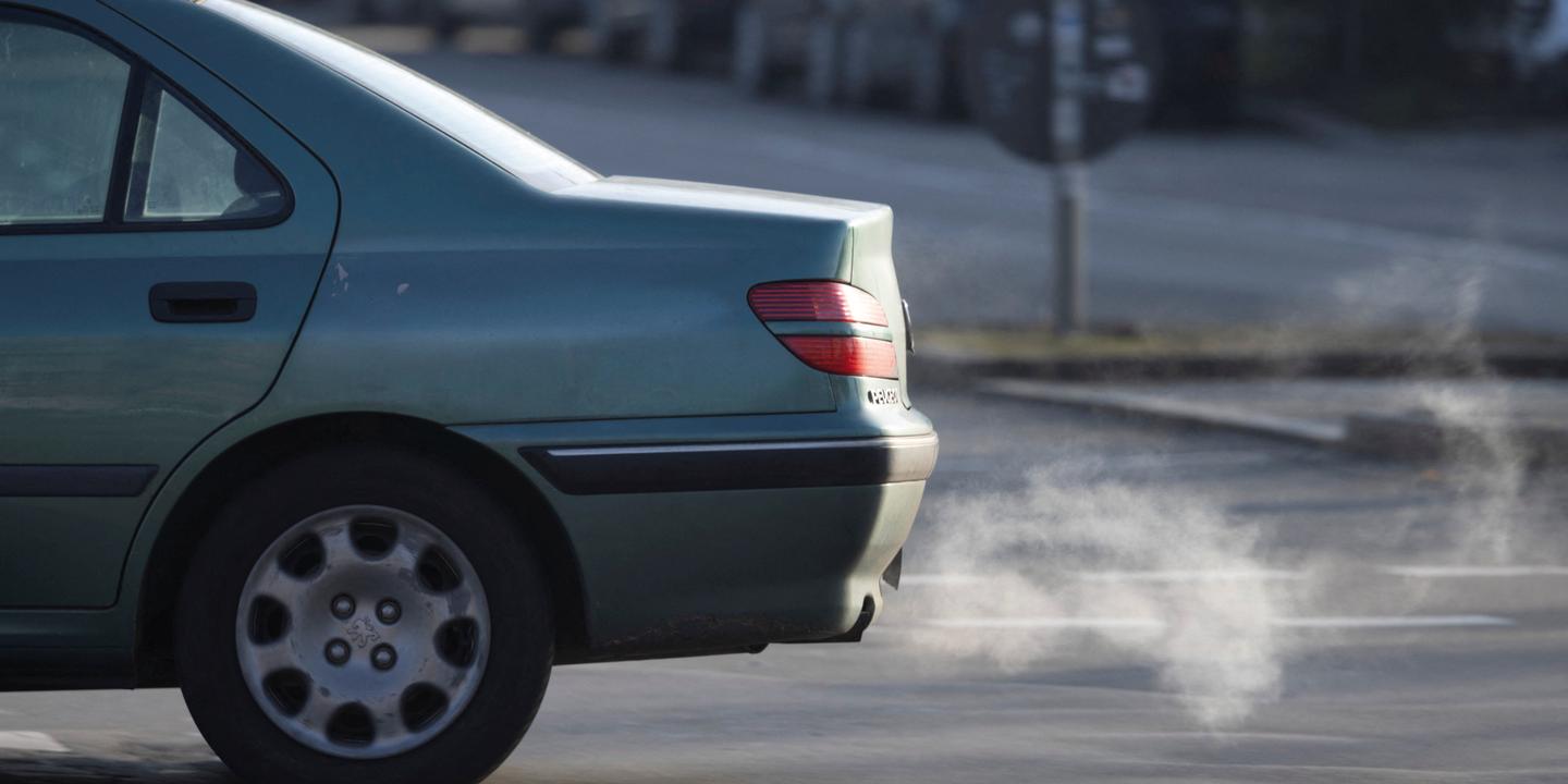 Automobile : l’UE renonce au tout-électrique pour 2035, et autorise une part limitée de voitures thermiques