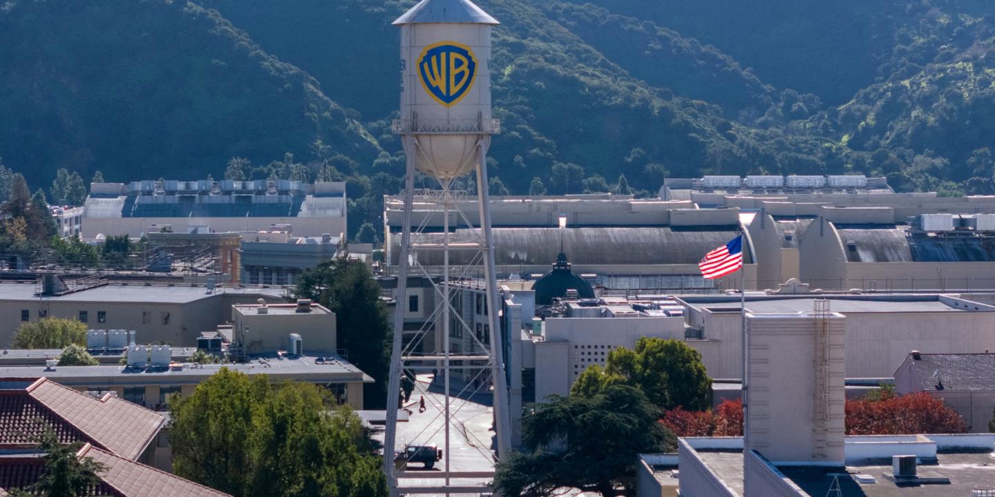 Warner Bros Discovery rejette la contre-offre de Paramount, valorisée à 108 milliards de dollars, privilégiant un accord avec Netflix