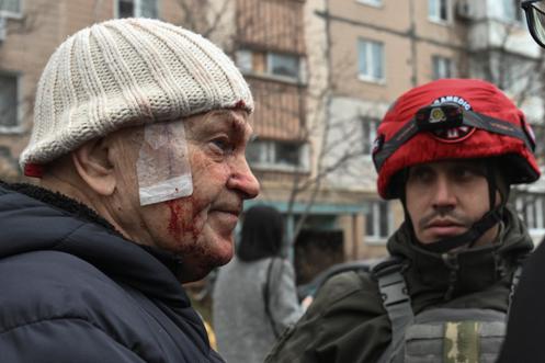 A Zaporijia, après une attaque aérienne russe, le 17 décembre 2025.