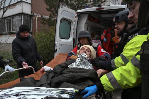 A Zaporijia, après une attaque aérienne russe, le 17 décembre 2025.