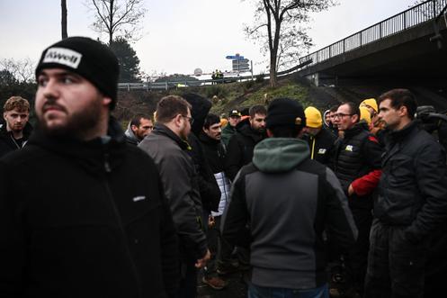 Des membres de la Coordination rurale bloquent l’autoroute A63 à Cestas, en Gironde, le 17 décembre 2025.