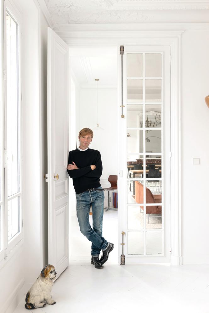 Alexandre Deshayes, dans l’appartement d’un de ses clients, à Paris.
