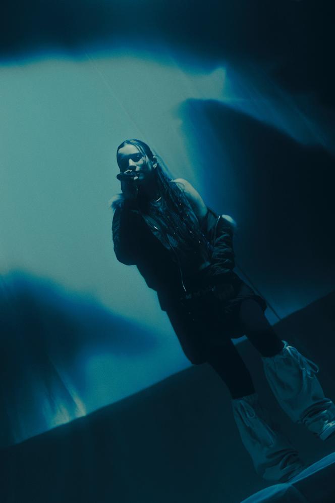 Oklou, en concert à la Salle Pleyel, à Paris, le 16 décembre 2025.