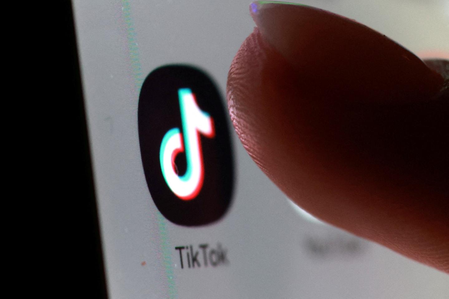 Les applications Grindr et TikTok visées par une plainte de NOYB, association de défense des droits numériques