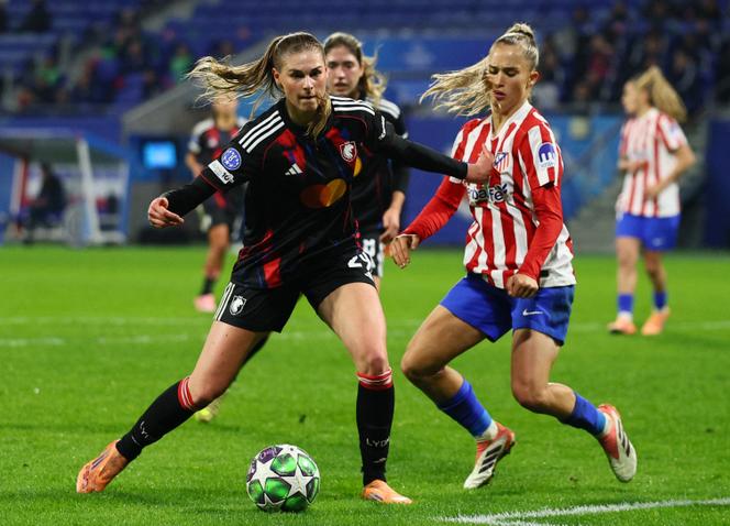 La Lyonnaise Jule Brand (maillot noir) à la lutte avec la joueuse de l’Atlético de Madrid Andrea Medina, au Groupama Stadium, à Décines-Charpieu (Rhône), le 17 décembre 2025.