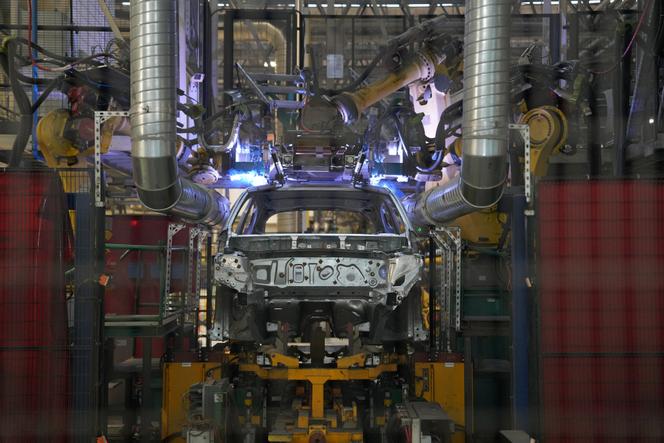 Sur une ligne de production de l’usine Oyak-Renault à Bursa, en Turquie, le 13 novembre 2025.
