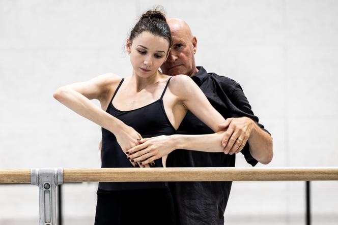 Juliette Klein et le chorégraphe Jean-Christophe Maillot, lors des répétitions de « Ma Bayadère », à l’Atelier des Ballets de Monte-Carlo, en octobre 2025.