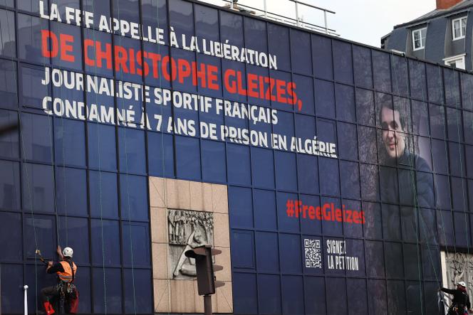 Une banderole réclamant la libération du journaliste français Christophe Gleizes, sur la façade du siège de la Fédération française de football, à Paris, mercredi 17 décembre 2025.
