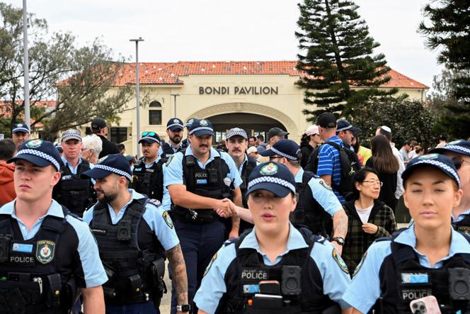 Près du pavillon de Bondi Beach, devant le mémorial floral érigé en hommage aux victimes de l’attentat qui a visé une célébration de Hanoukka dimanche, à Sydney, le 16&nbsp;décembre 2025.