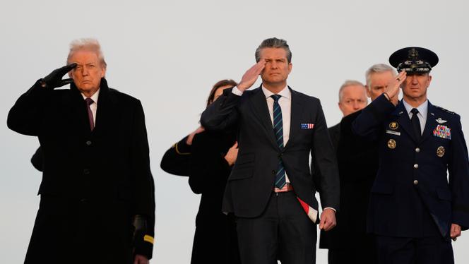 Le président américain, Donald Trump, le secrétaire à la défense, Pete Hegseth, et le chef d’état-major des armées, le général de l’armée de l’air Dan Caine, saluent les dépouilles des deux militaires et d’un civil, tués lors d’une attaque djihadiste en Syrie, à la base aérienne de Dover (Delaware), le 17 décembre 2025.