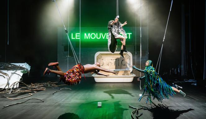 Gaël Sall (le bulbul), Gaëtan Vourc’h (le martinet noir) et Cécile Fisera (la drara) dans « Au nom du ciel », de Yuval Rozman, au Phénix de Valenciennes (Nord), le 10 novembre 2025.