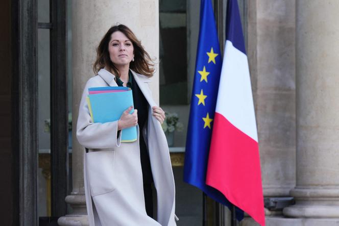 La porte-parole du gouvernement français, Maud Bregeon, quitte le palais présidentiel de l’Élysée après une réunion hebdomadaire du conseil des ministres, à Paris, le 17&nbsp;décembre&nbsp;2025. 