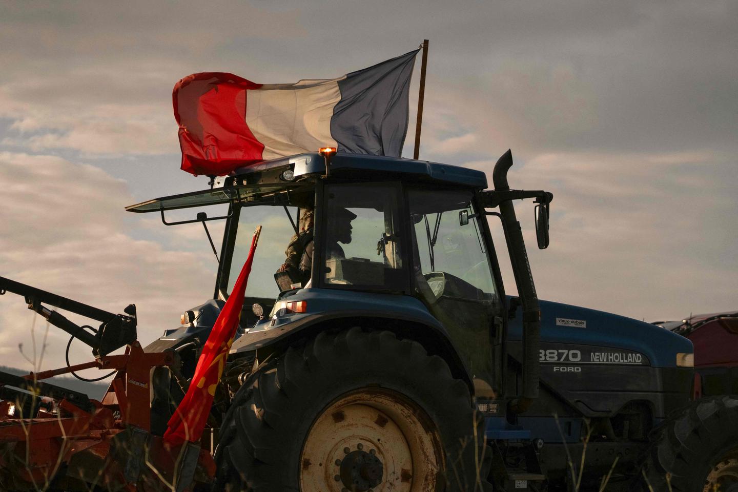 Dermatose nodulaire contagieuse : plusieurs blocages routiers malgré l’appel à l’« apaisement » d’Annie Genevard Dermatose nodulaire contagieuse : plusieurs blocages routiers malgré l’appel à l’« apaisement » d’Annie Genevard