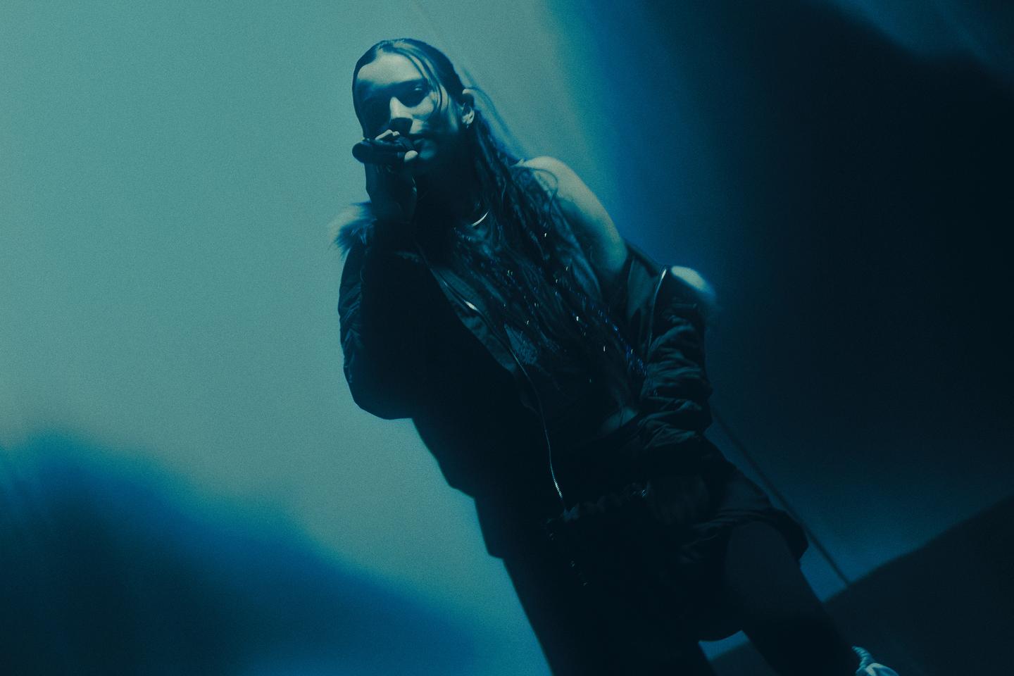 Oklou conclut à Paris une année remarquable, avant Coachella en 2026