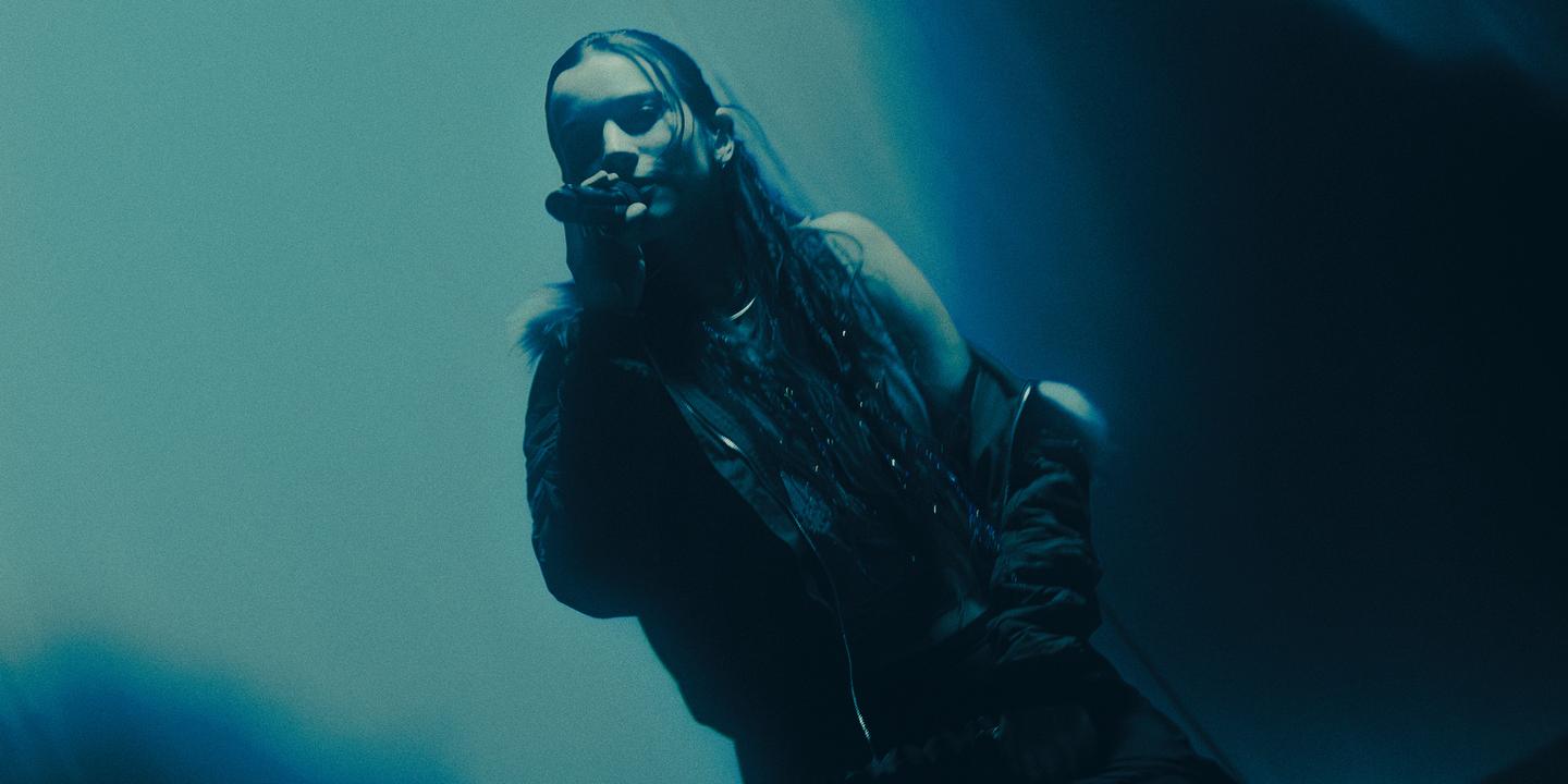 Oklou conclut à Paris une année remarquable, avant Coachella en 2026