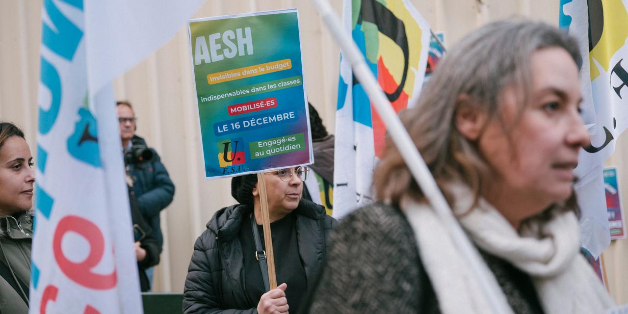 Rassemblement d'AESH, Accompagnants d'Elèves en Situation de Handicap, à l'appel de l'Intersyndicale, pour demander une évolution de leur statut et l'augmentation de leurs salaires. Paris, 16 décembre 2025.
