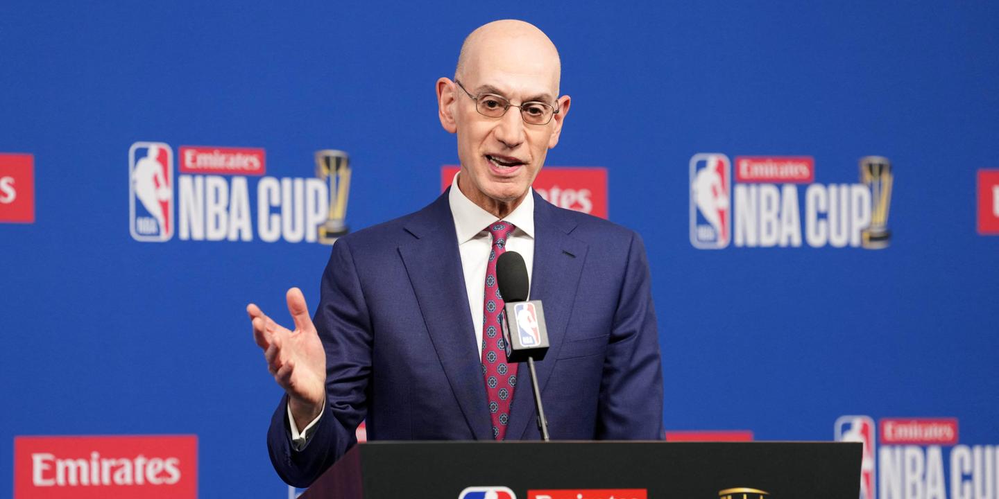 https://img.lemde.fr/2025/12/17/25/0/8144/4072/1440/720/60/0/5057783_ftp-1-zvjy7vq06d25-2025-12-17t010501z-1538286849-mt1usatoday27831519-rtrmadp-3-nba-emirates-cup-adam-silver-press-conference.JPG
