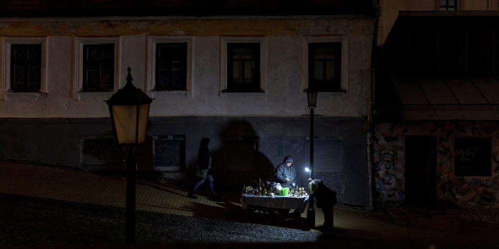 Lors d’une coupure d’électricité,  à Kiev, le 17 décembre 2025. - THOMAS PETER / REUTERS
