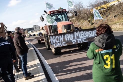 Des agriculteurs stationnent au niveau de Roques-sur-Garonne, près de Toulouse, avant de prendre la direction du périphérique toulousain, le 18 décembre 2025.
