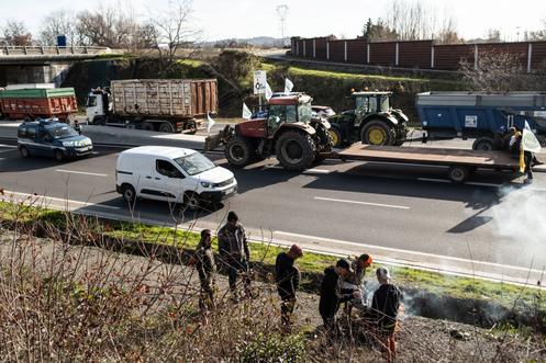 Des agriculteurs à Roques-sur-Garonne, près de Toulouse, le 18 décembre 2025.