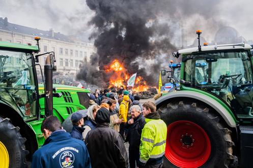 Pendant une manifestation d’agriculteurs devant le sommet de l’UE, à Bruxelles, le 18 décembre 2025.