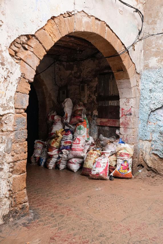 Des sacs de sable remplis de boue pour bloquer les eaux de crue dans l’ancienne medina de Safi, au Maroc, le 17 decembre 2025.
