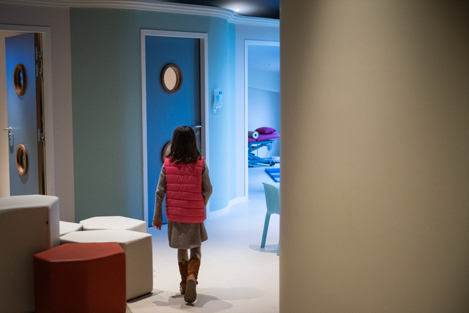 Dans un centre de santé pour les enfants victimes de violence et confiés aux services de protection de l’enfance, à Paris, le 2 décembre 2025.