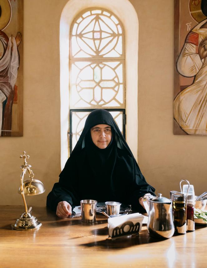 Mère Hypandia, la mère supérieure de la communauté.