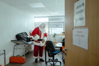 L’infirmerie du Leclerc de Plérin (Côtes-d’Armor) est aussi l’espace loge de Patrick Le Chevoir pour revêtir son habit de Père Noël, le 10 décembre 2025.