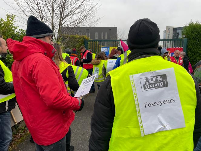 Une quarantaine de salariés de l’usine Lecas Industries, en Charente, se sont déplacés jusqu’au siège du groupe Hamelin, dans l’agglomération caennaise, le 13&nbsp;décembre&nbsp;2024.