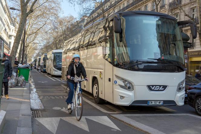 Des autocars de tourisme stationnés, à Paris, le 27 mars 2025.