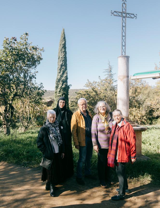 Sœur Claire échange avec des participants du projet du « Hameau des rosiers ». Ici fin octobre 2025.