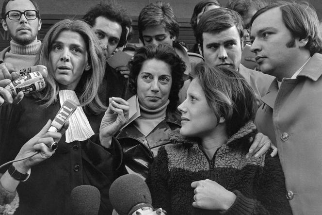 Gisèle Halimi, Michèle et Marie-Claire Chevalier devant le tribunal pour enfants de Bobigny après le verdict du procès pour avortement, le 22 novembre 1972.