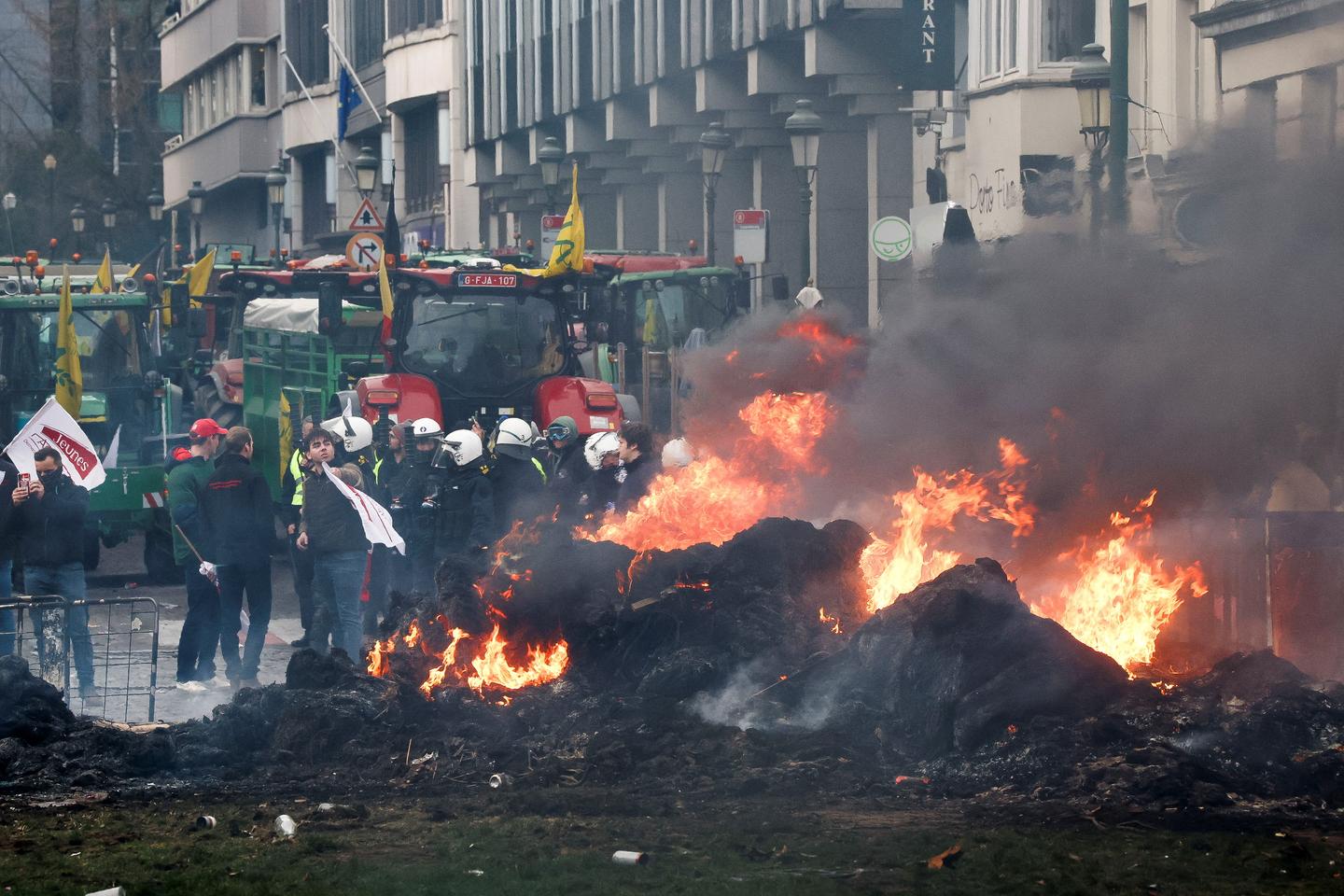 Crise agricole : les images des incidents qui ont éclaté à Bruxelles devant le Parlement européen