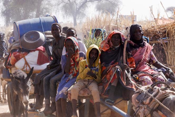 Des personnes déplacées à la suite des attaques menées par les Forces de soutien rapide (RSF) contre le camp de Zamzam, dans la ville de Tawila, au Soudan, le 15 avril 2025. 