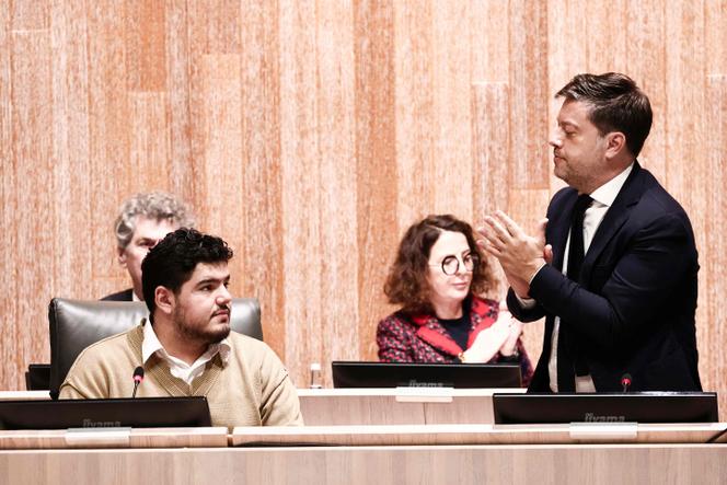 Amine Kessaci (à gauche) est applaudi par le maire de Marseille, Benoît Payan, après son intervention au conseil municipal, à Marseille, le 18&nbsp;décembre 2025.